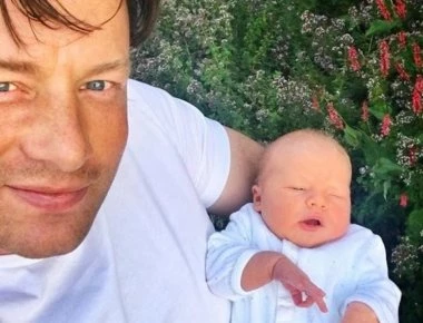 O Τζέιμι Όλιβερ κατασκοπεύει τις κόρες του μέσω μίας εφαρμογής